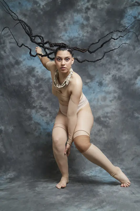 Solen en mouvement, chevelure sculptée en branches, sur fond de toile peinte